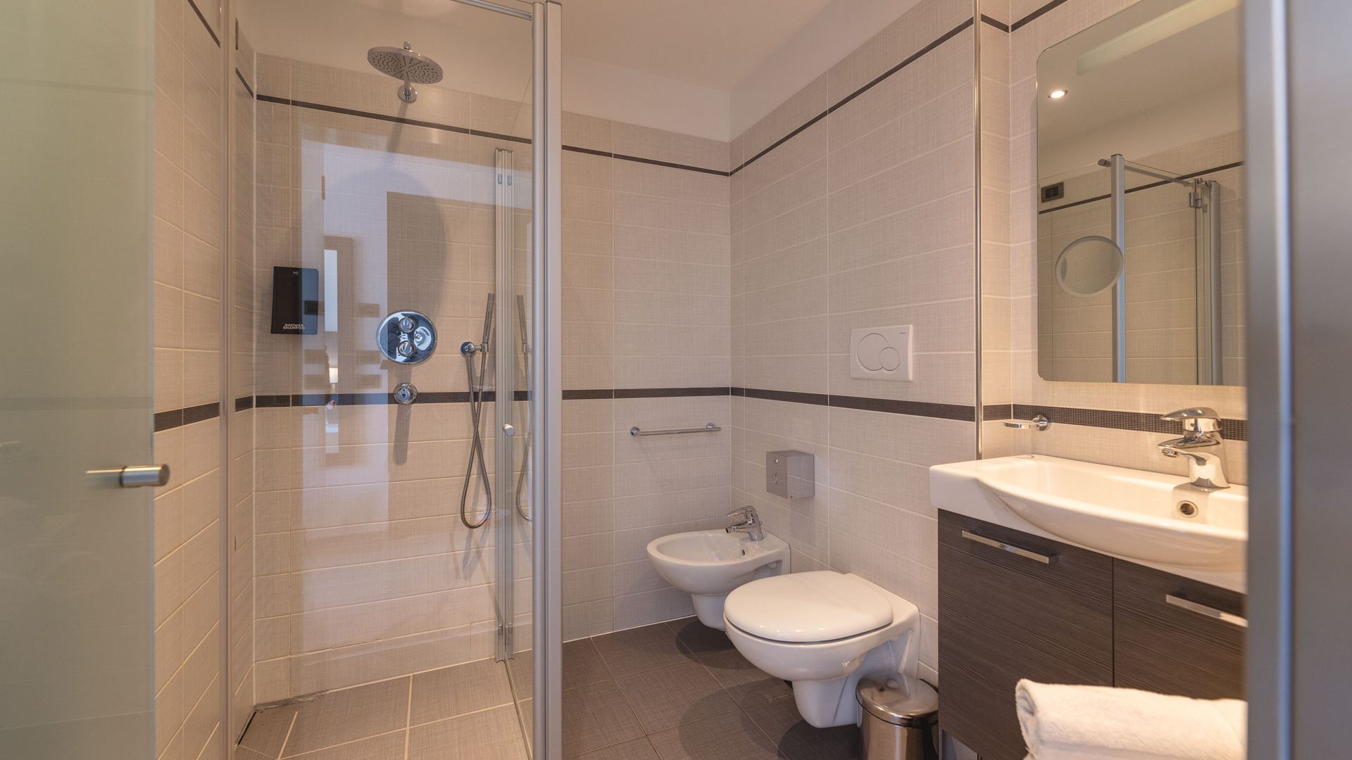 hihotels-trento-camera-doppia-superior-con-jacuzzi-8