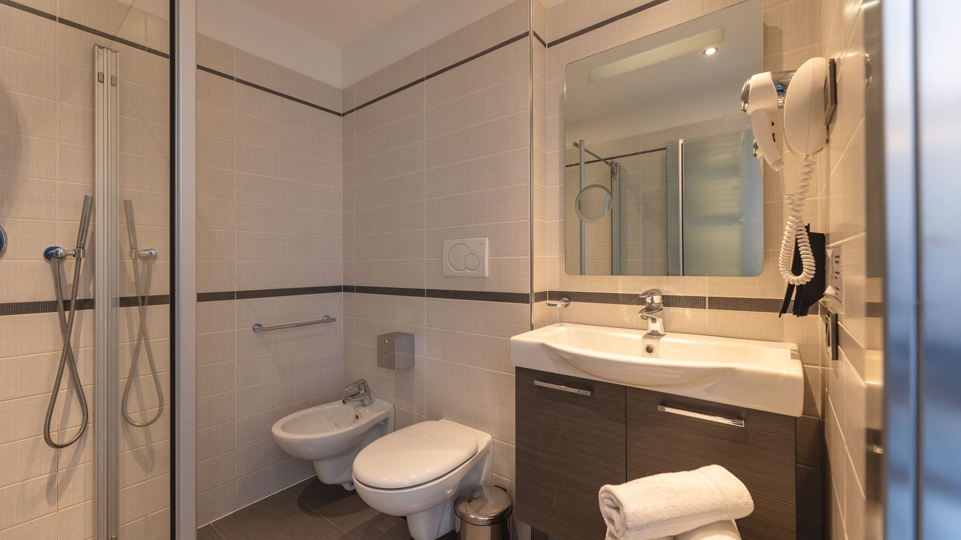 hihotels-trento-camera-doppia-superior-con-jacuzzi-9