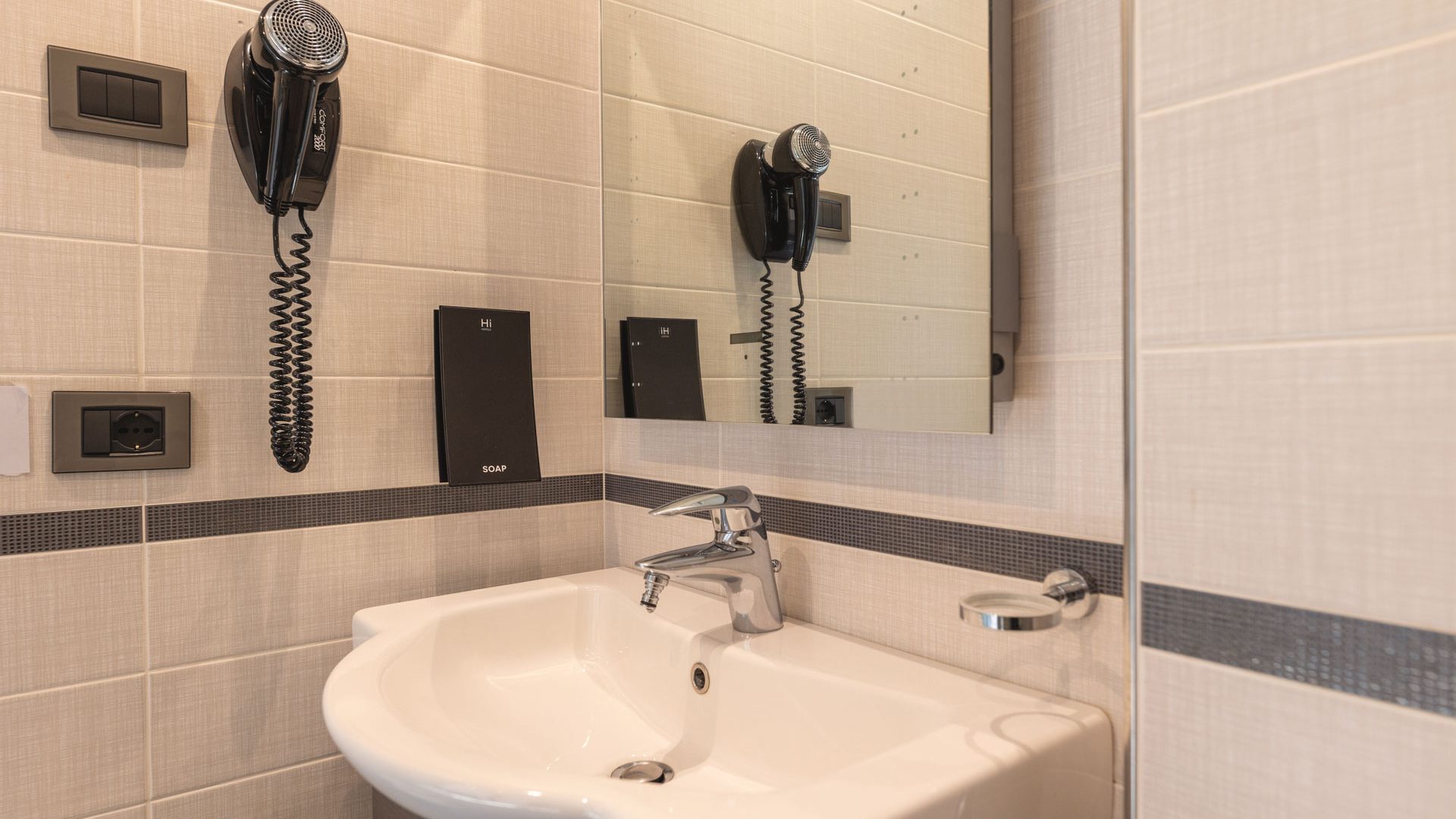 hihotels-trento-camera-monolocale-con-con-jacuzzi-13